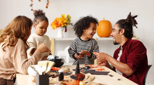 Jovem Alegre Família Afro Americana Mãe Pai Duas Crianças Preparando Imagens Royalty-Free