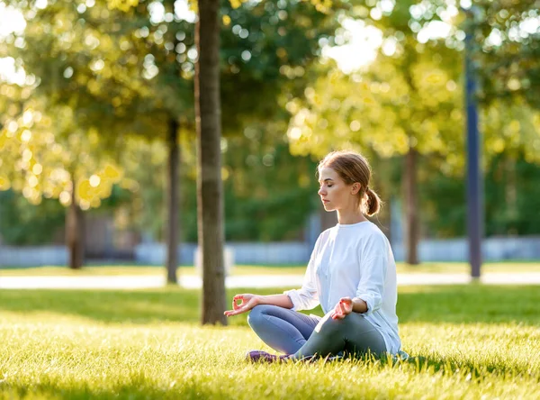 Ontspannen Slank Meisje Sportkleding Zittend Lotuspositie Met Ogen Dicht Yoga — Stockfoto