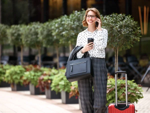 Ung Framgångsrik Affärskvinna Formella Kläder Med Resväska Talar Mobiltelefon När — Stockfoto