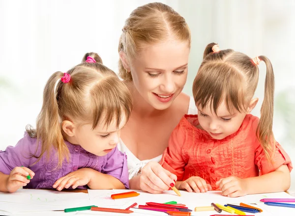 Kinderen tweelingzusjes tekenen verven met haar moeder in de kleuterschool — Stockfoto