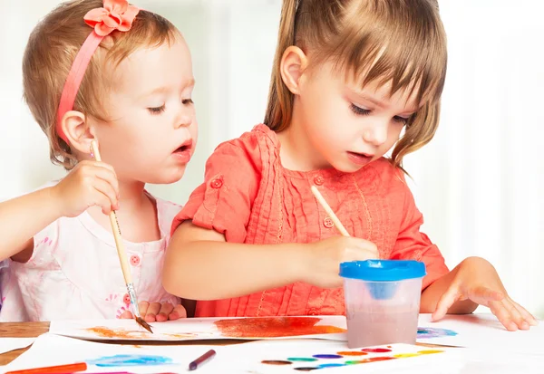 Menina feliz no jardim de infância desenhar tintas — Fotografia de Stock