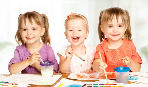 Menina feliz no jardim de infância desenhar tintas — Fotografia de Stock