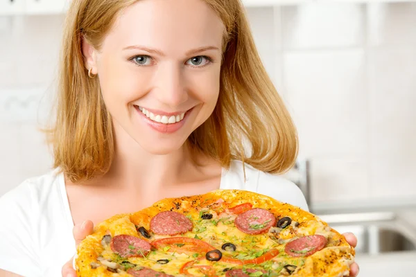 Mulher feliz com pizza — Fotografia de Stock