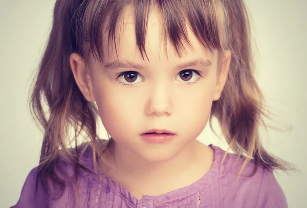 Pequeña chica hermosa con ojos tristes — Foto de Stock