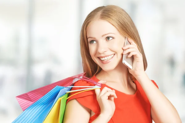 Glad kvinna med väskor på shopping, prata telefon — Stockfoto