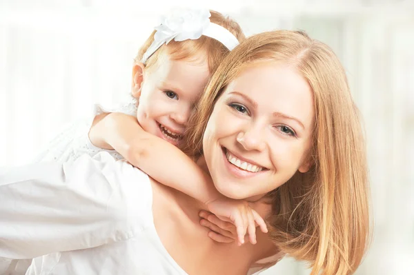 Gelukkige familie: moeder en baby dochter knuffelen en lachen — Stockfoto