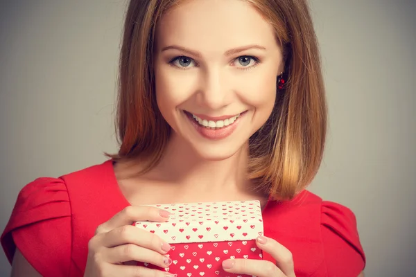 Bellezza ragazza in abito rosso con confezione regalo per compleanno o San Valentino — Foto Stock