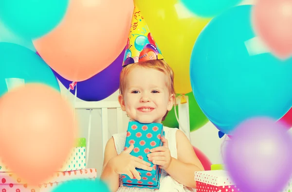 Verjaardag van kinderen. gelukkig meisje met geschenken — Stockfoto