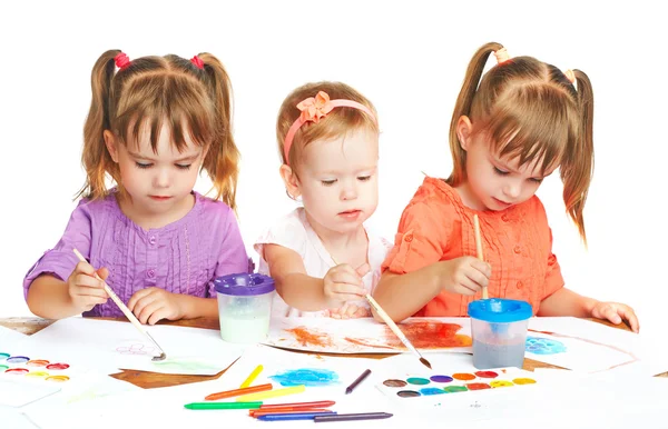 Feliz niña en el jardín de infantes dibujar pinturas sobre fondo blanco —  Fotos de Stock