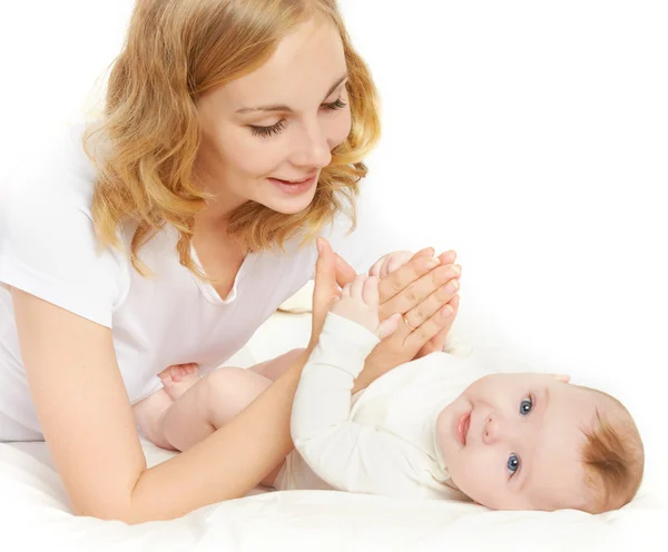 Familia feliz. madre jugando con su bebé en la cama — Foto de Stock