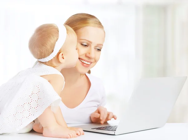 Moeder en baby thuis met behulp van laptopcomputer — Stockfoto