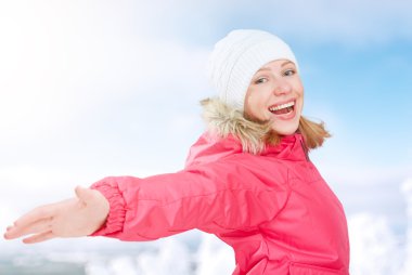 doğada kış aktiviteleri. hayatın tadını açık elle mutlu kız