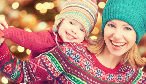 Feliz familia madre e hija pequeña jugando en el invierno para la Navidad —  Fotos de Stock
