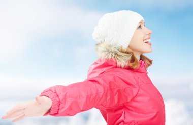 doğada kış aktiviteleri. hayatın tadını açık elle mutlu kız