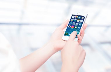Rusya ' nın Çelyabinsk, 8 Eylül 2014. bir beyaz apple iphone 5'ler, smartphone iphone satırının kısmen tutan kişi. Apple tarafından geliştirilen ve 20 Eylül 2013 yayımlanmıştır
