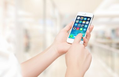 Rusya ' nın Çelyabinsk, 8 Eylül 2014. bir beyaz apple iphone 5'ler, smartphone iphone satırının kısmen tutan kişi. Apple tarafından geliştirilen ve 20 Eylül 2013 yayımlanmıştır