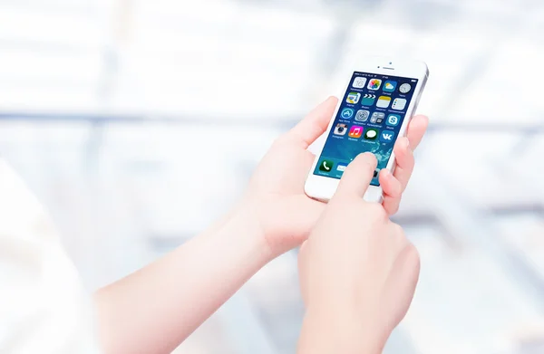 Russland, chelyabinsk, 8. september 2014. person mit einem neuen weißen apfel iphone 5s, smartphone in einem teil der iphone-linie. entwickelt von apple inc. und veröffentlicht am 20. September 2013 — Stockfoto