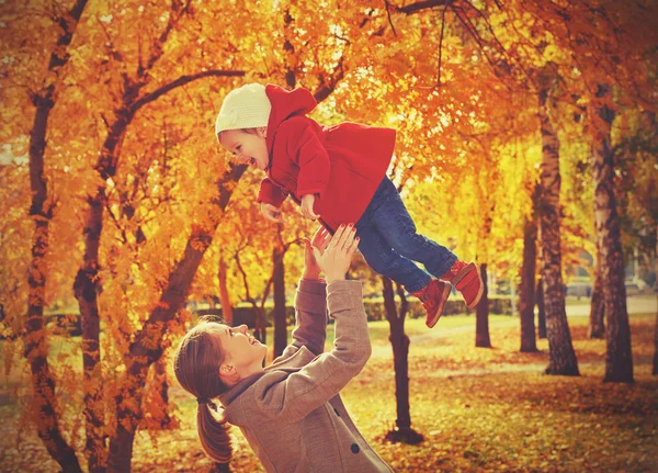 Bonne famille. Maman et bébé fille pour la promenade en automne — Photo