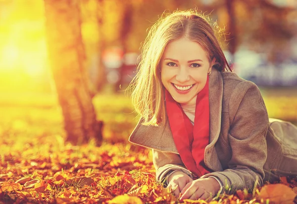 Glückliche junge schöne Frau im Herbst — Stockfoto