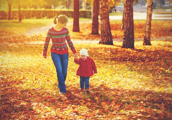 Heureuse famille mère et enfant petite fille sur marche d'automne — Photo