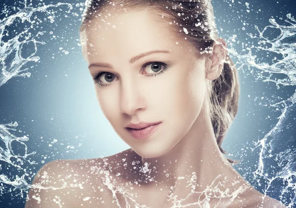 コンセプト美容スキンケア、水しぶきと水で美しい少女の顔 — ストック写真
