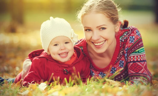 Happy family: mother and child little daughter playing and laughing in  autumn — Stock Photo, Image