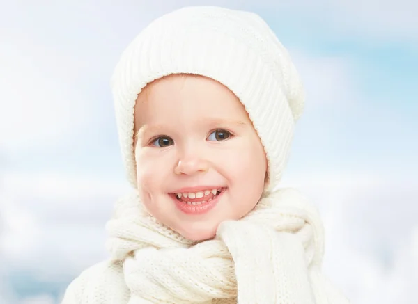 Petit bébé fille heureuse en chapeau blanc en hiver — Photo