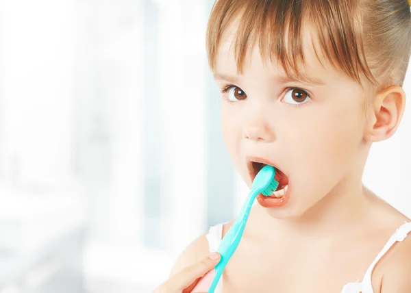 Menina feliz escovando os dentes — Fotografia de Stock