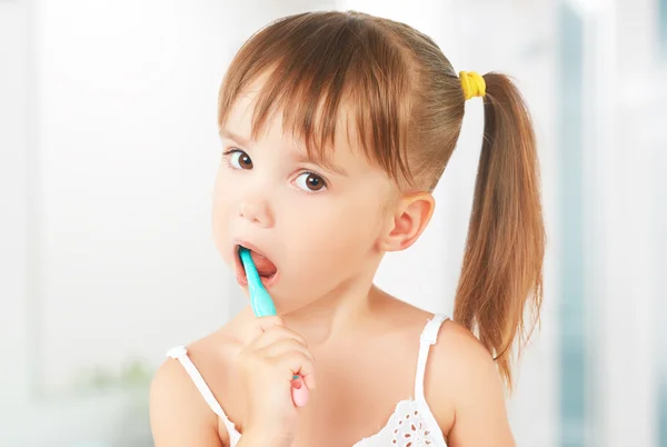 Glückliches kleines Mädchen beim Zähneputzen — Stockfoto