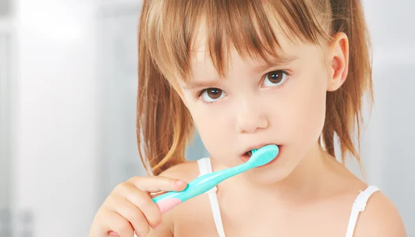 Gadis kecil bahagia menggosok giginya. — Stok Foto