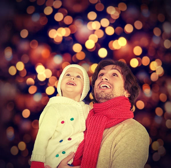 Familia feliz y un milagro de Navidad — Foto de Stock