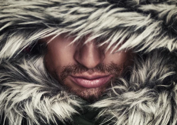 Brutální tvář muže s vousy štětiny a zimní s kapucí — Stock fotografie