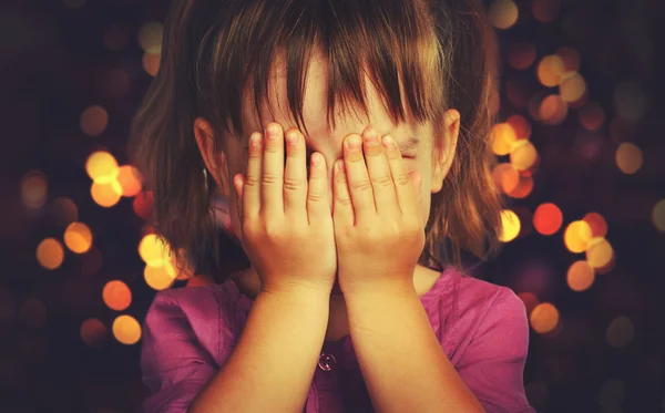 Menina em antecipação de um milagre de Natal e um presente — Fotografia de Stock