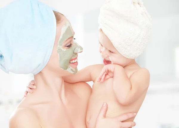 Tratamiento de belleza familiar en el baño. madre e hija bebé niña hacer una máscara para la piel de la cara —  Fotos de Stock