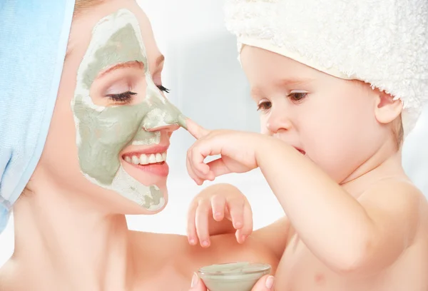 Familie schoonheidsbehandeling direct in de badkamer. moeder en dochter baby meisje Maak een masker voor gezicht huid — Stockfoto