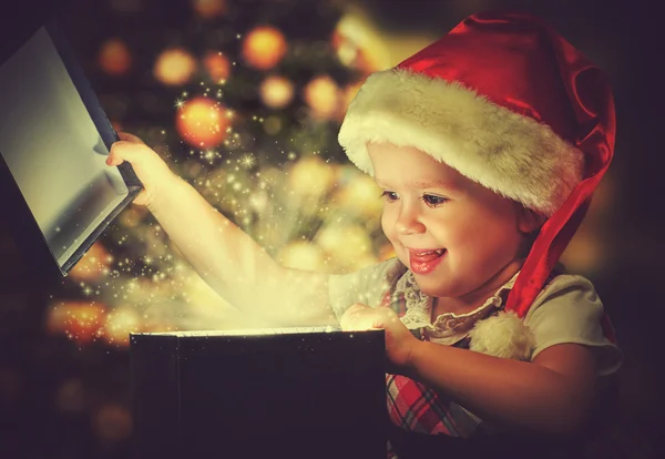 Milagre de Natal, caixa de presente mágico e criança bebê menina — Fotografia de Stock