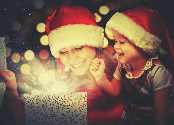 Christmas magic presentförpackning och en glad familj mor och dotter baby girl — Stockfoto
