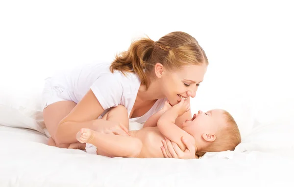 Feliz familia madre y bebé divertirse jugando, riendo en la cama —  Fotos de Stock