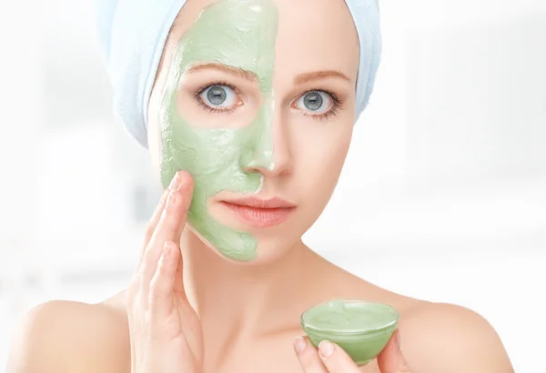 Schönes Mädchen im Badezimmer und Maske für die Gesichtspflege — Stockfoto