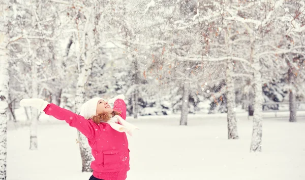 Happy girl enjoying life and throws snow at winter outdoors — Stock Photo, Image