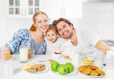 Mutlu aile anne, baba, çocuk bebek kızı having kahvaltı