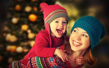 mutlu aile anne ve küçük kızı yılbaşı için kış oynama