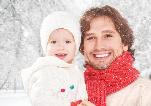 Gelukkige familie op winter lopen, vader en kind baby dochter buitenshuis — Stockfoto