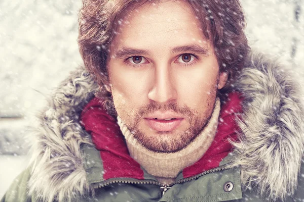 Menneskets brutale ansikt med skjegget buster vinter – stockfoto