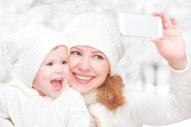 Kışın selfie. mutlu aile anne kızı ve photogr ile