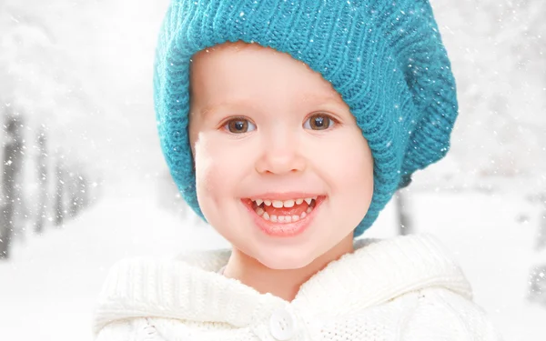 Pequena menina bebê feliz no chapéu branco no inverno — Fotografia de Stock