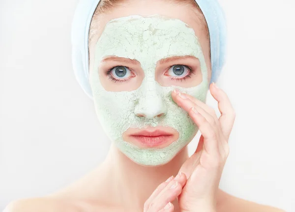 Gadis cantik di kamar mandi dan masker untuk perawatan kulit wajah — Stok Foto
