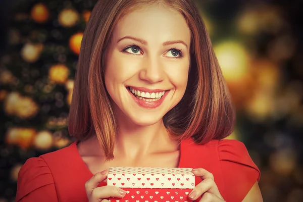 Schoonheid meisje in een rode jurk met de doos van de gift voor Kerstmis of Valentine's Day — Stockfoto