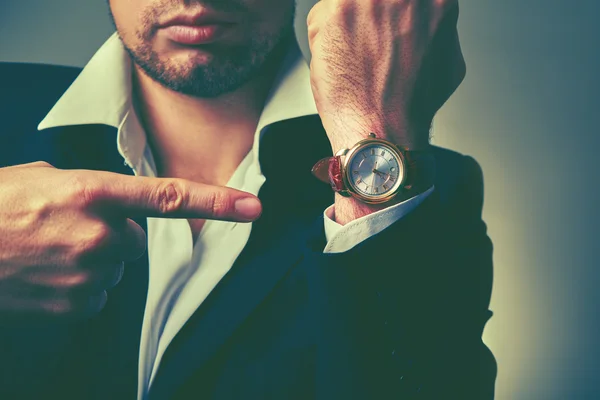 Concepto del tiempo. relojes en el brazo del hombre de negocios —  Fotos de Stock