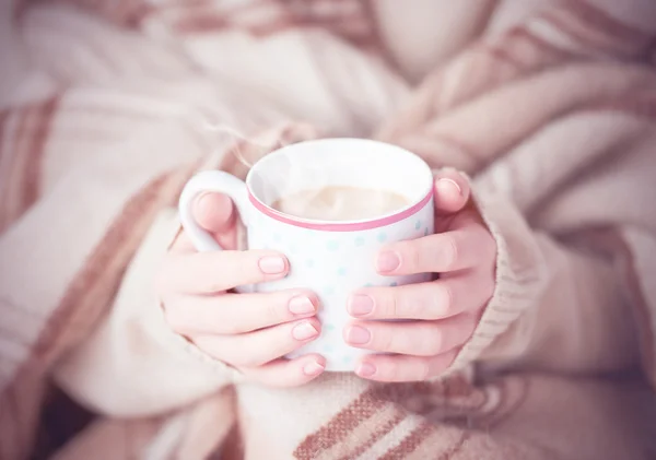 Xícara de café quente que aquece nas mãos de uma menina — Fotografia de Stock